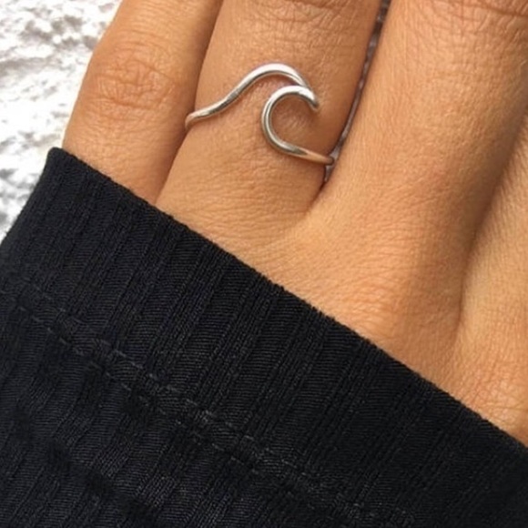 Jewelry - NWT 925 Silver Beachy Wave Ring